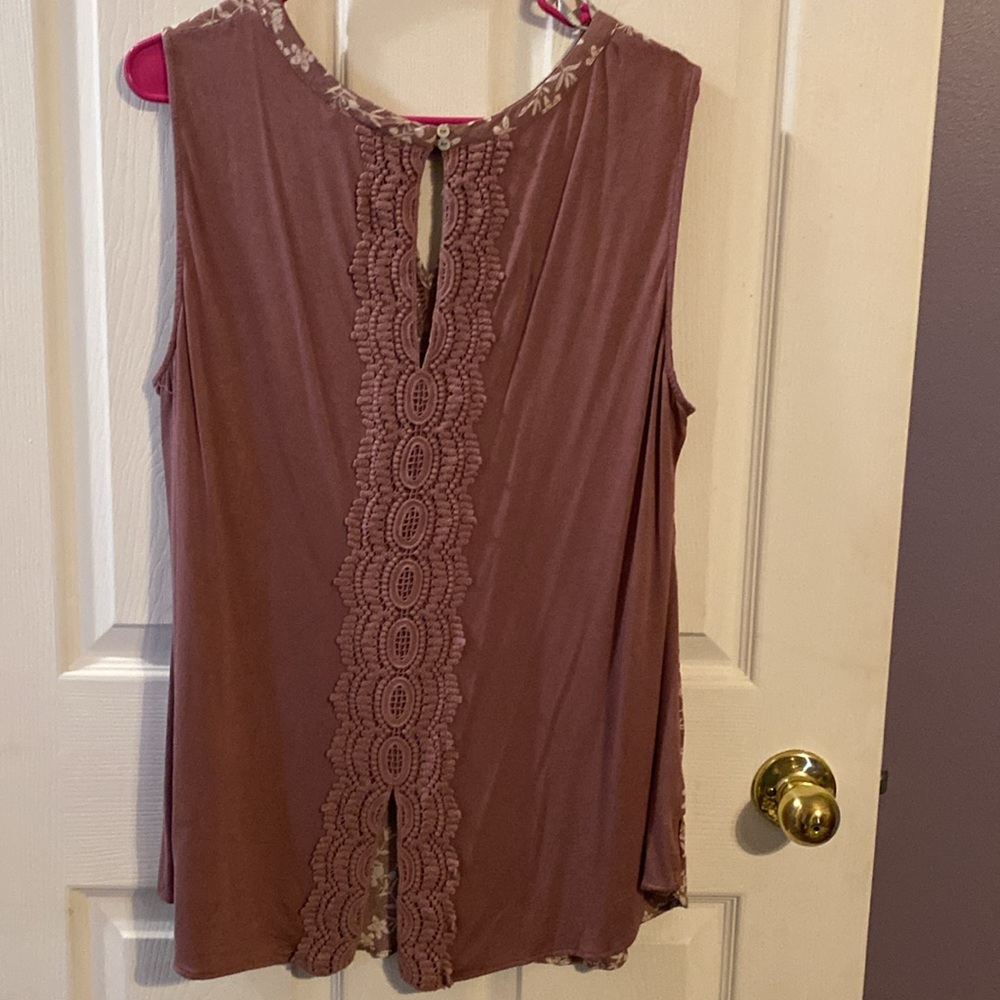 Quin sleeveless keyhole crochet blouse - Picture 3 of 4